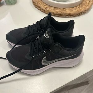 Nike Zoom Winflo Runners (Size 6)